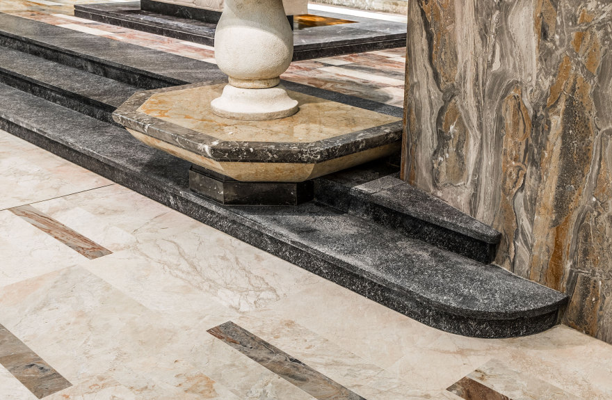 融合传统与创新的 Sedrina 教堂改造-15