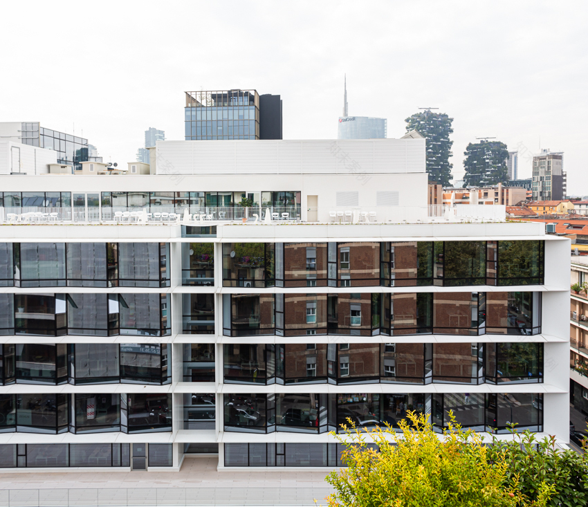 重塑 70 年代建筑,打造意式绿色办公空间-4