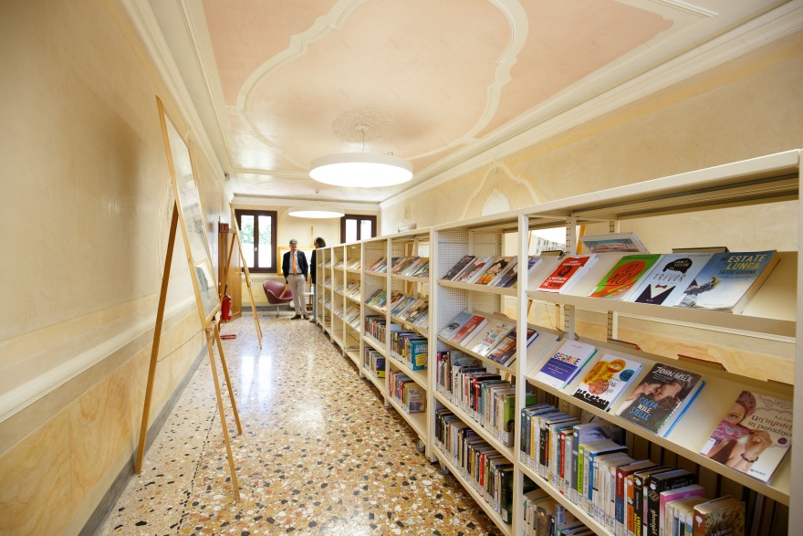意大利古宅变身现代图书馆-10