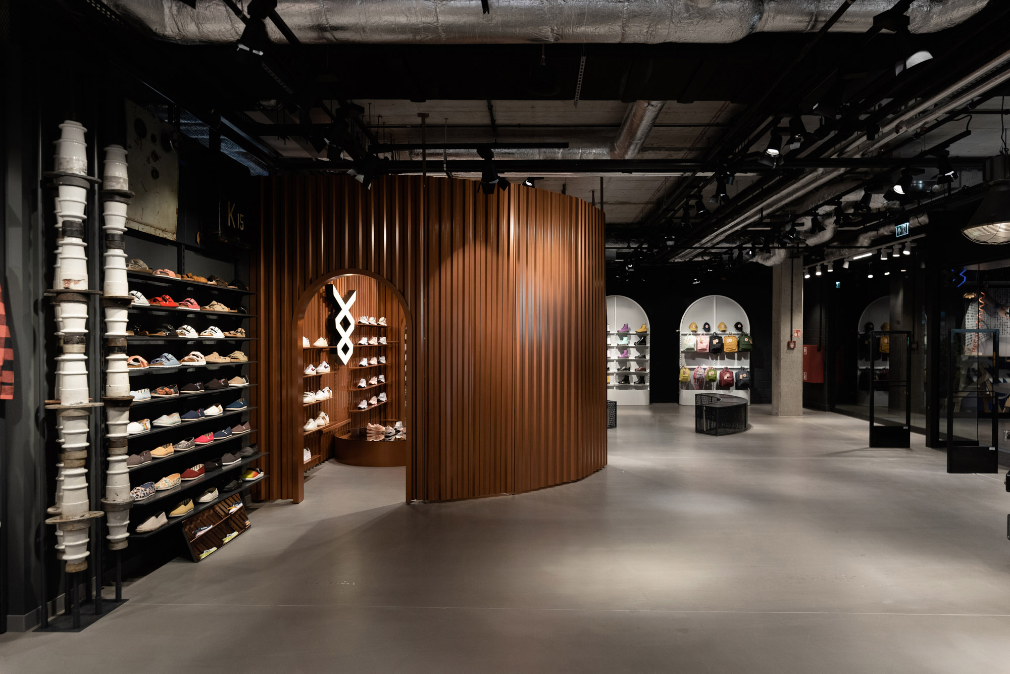 Run Colors EC Powiśle 鞋店设计丨波兰华沙丨mode:lina™ 团队-11