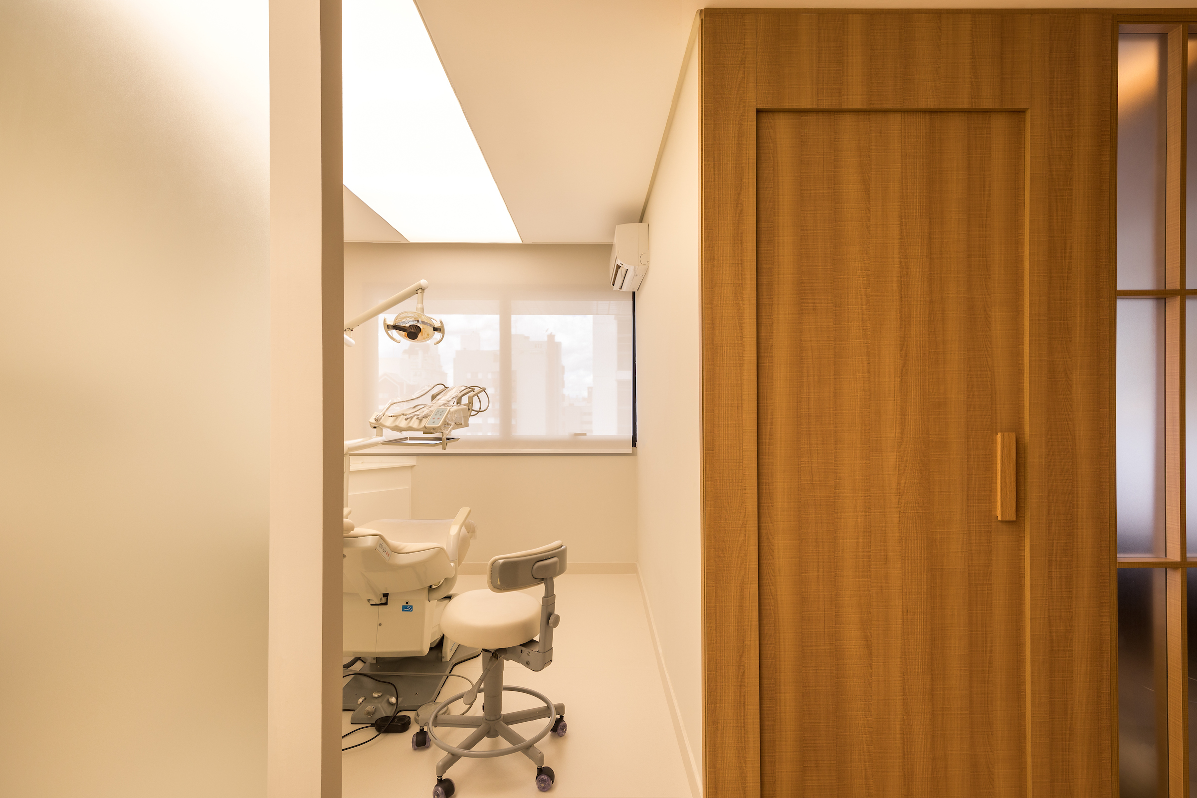 木与玻璃的温润美学,韩国口腔诊所设计-10