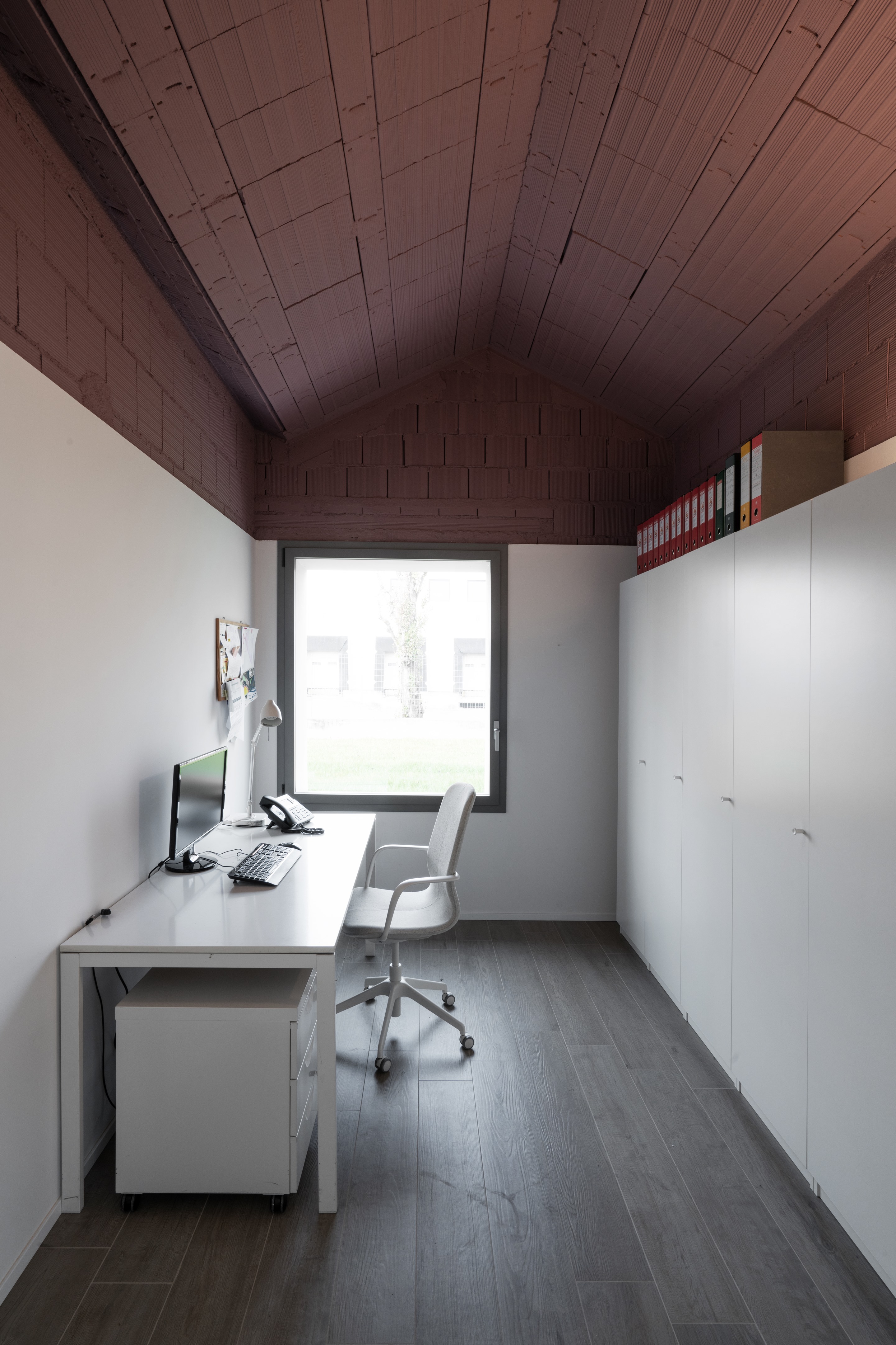 绿色纤维玻璃外墙,打造温馨包容的康复中心-29