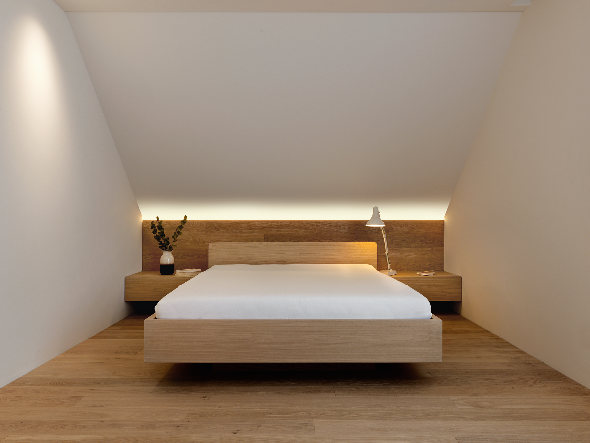 瑞士家庭公寓,红墙分隔流动空间-10