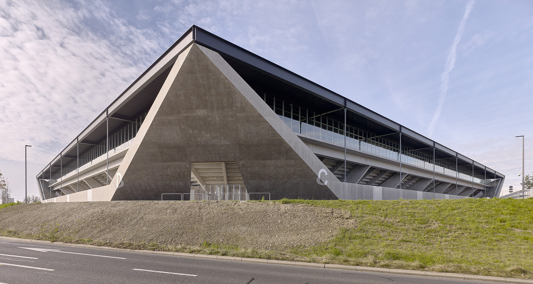 洛桑市新足球场馆，瑞士/散发宁静感的市郊体育设施-9