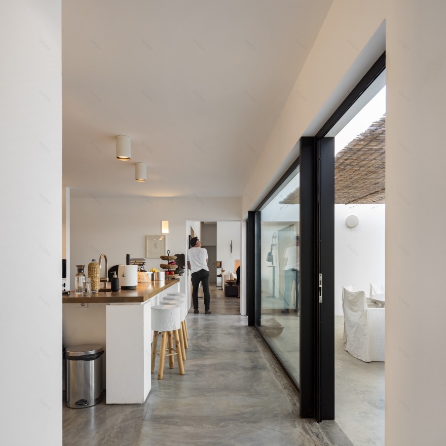 葡萄牙 Grândola 别墅 | 空/满情境创造,多 courtyard 设计-9