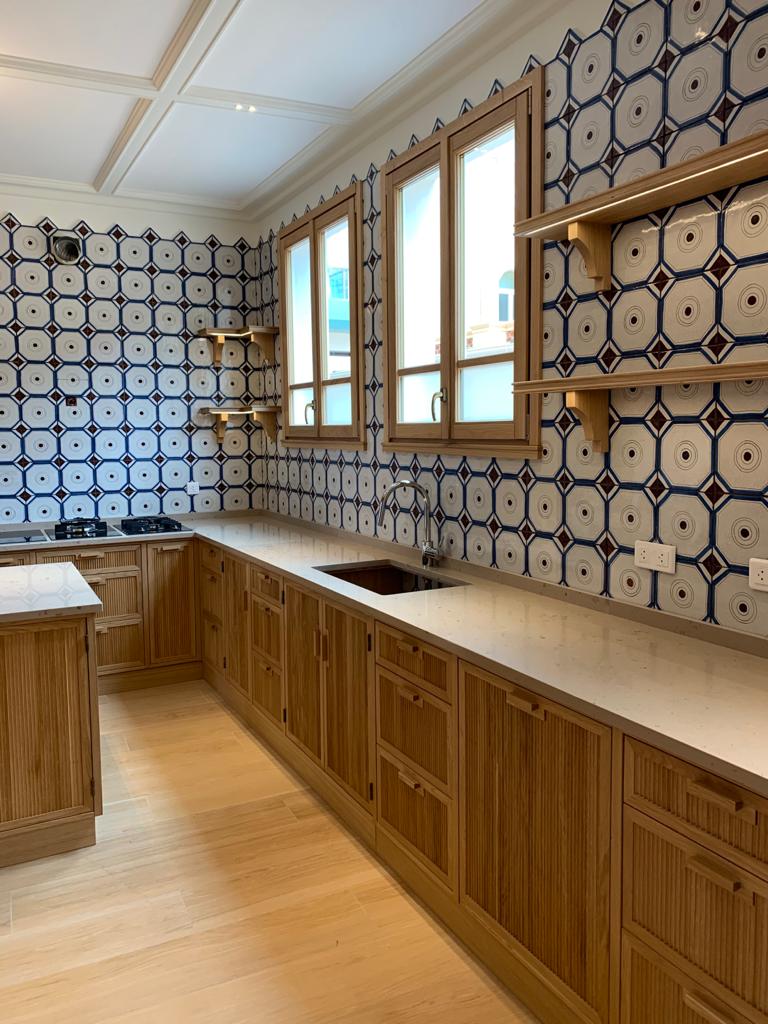 定制橡木奢华厨房，品质与美观的完美结合-6