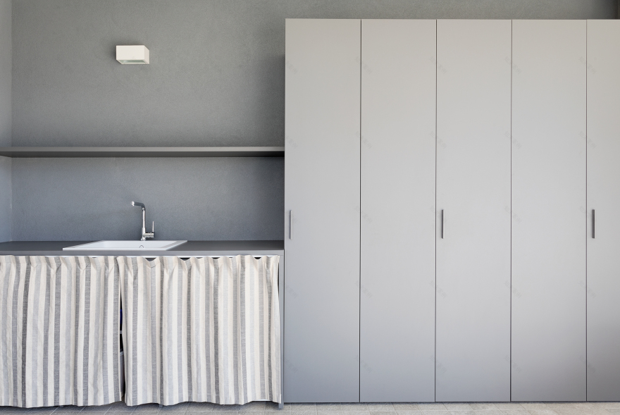 极简白色公寓,自然光线与设计完美融合-24