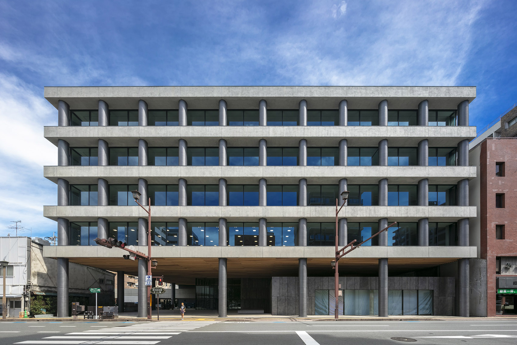 熊本城下町 · 融合环境特色的现代办公建筑丨日本熊本丨日建设计-12