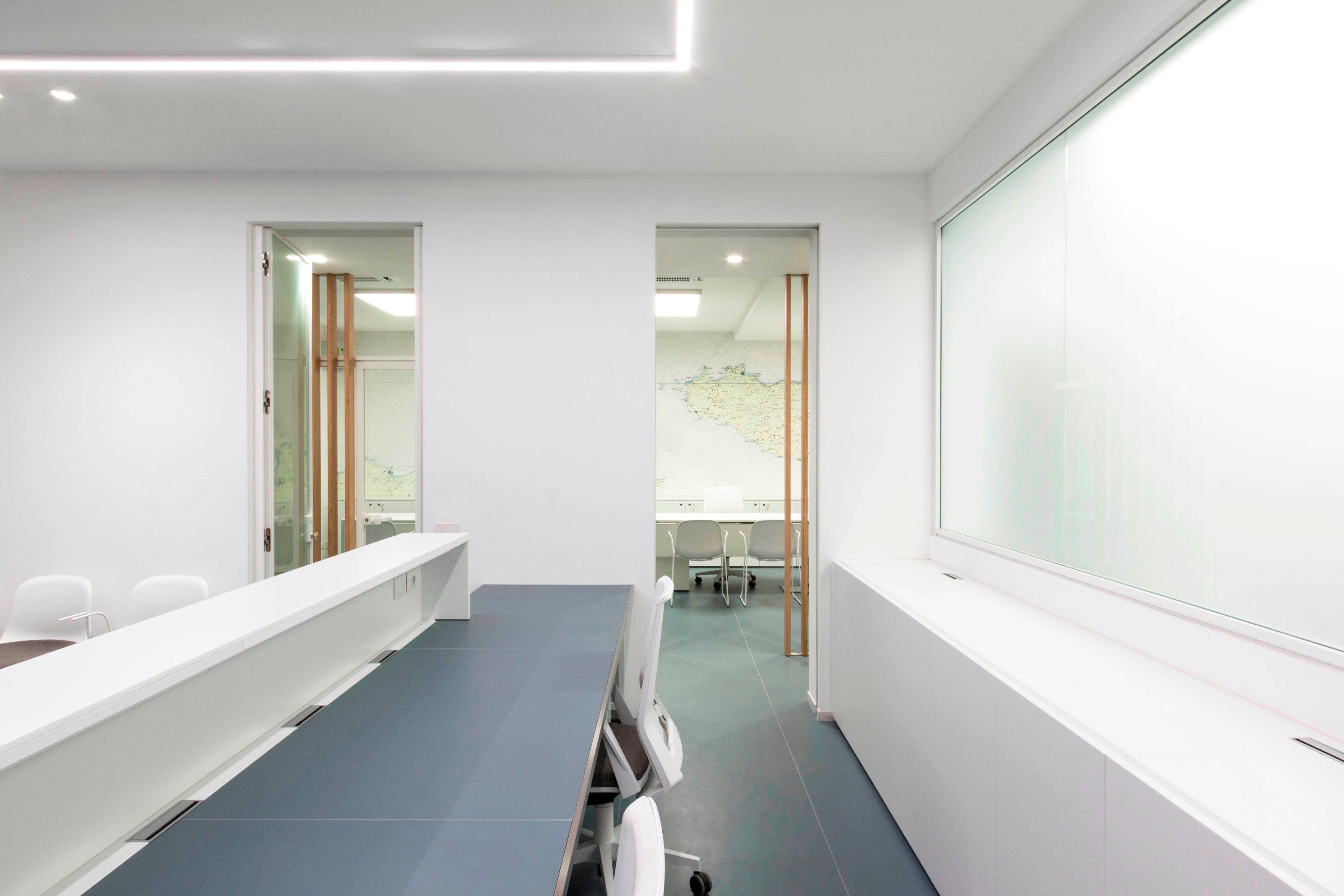 优化空间利用的意大利旅游港口办公室设计-8