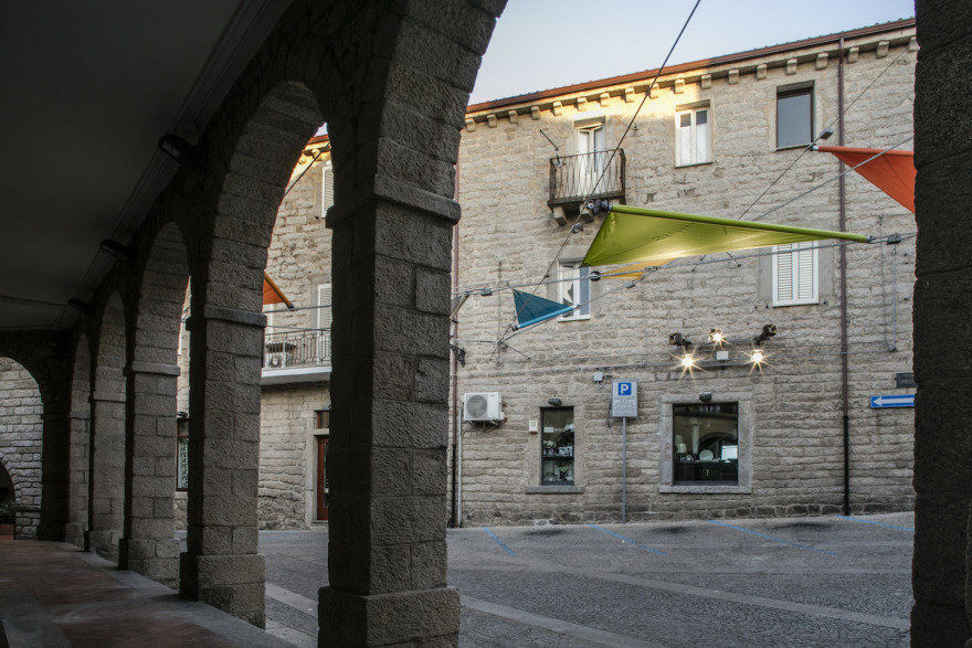 光影游戏·Renzo Piano 的 Tempio Pausania 市场广场设计-8