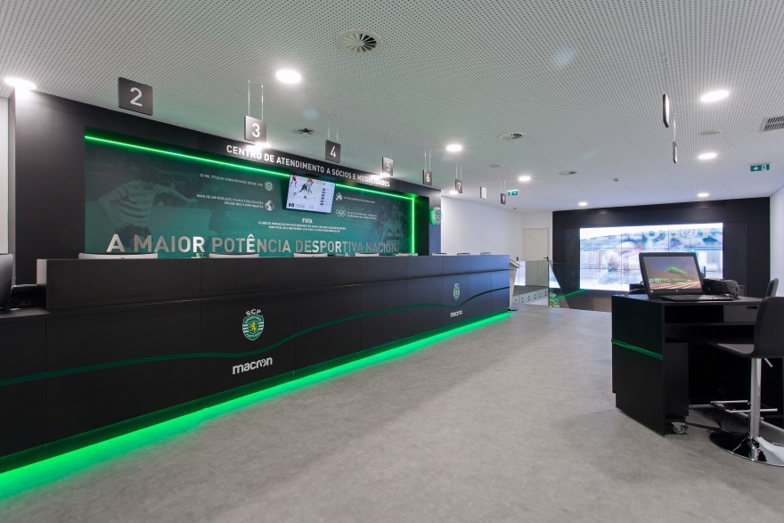 运动品牌商店的足球主题设计-1