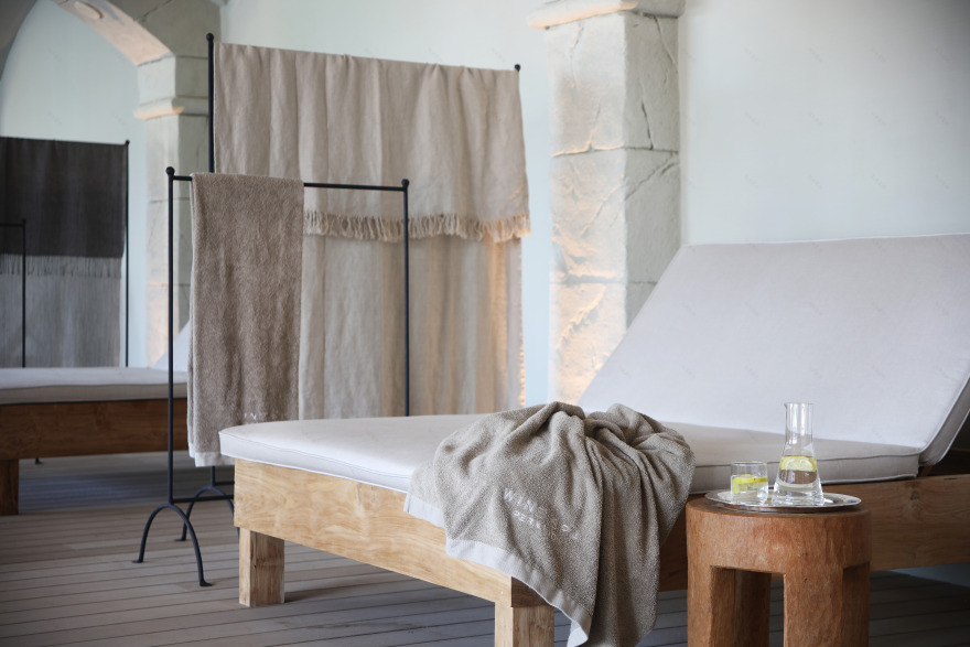 酒店佩拉拉达翻新设计 | 融入自然元素的现代室内空间-1