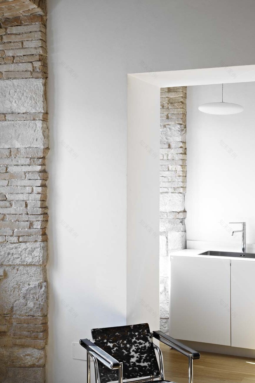 古堡中的光影游戏——意大利 Gubbio 历史中心公寓修复与翻新-15