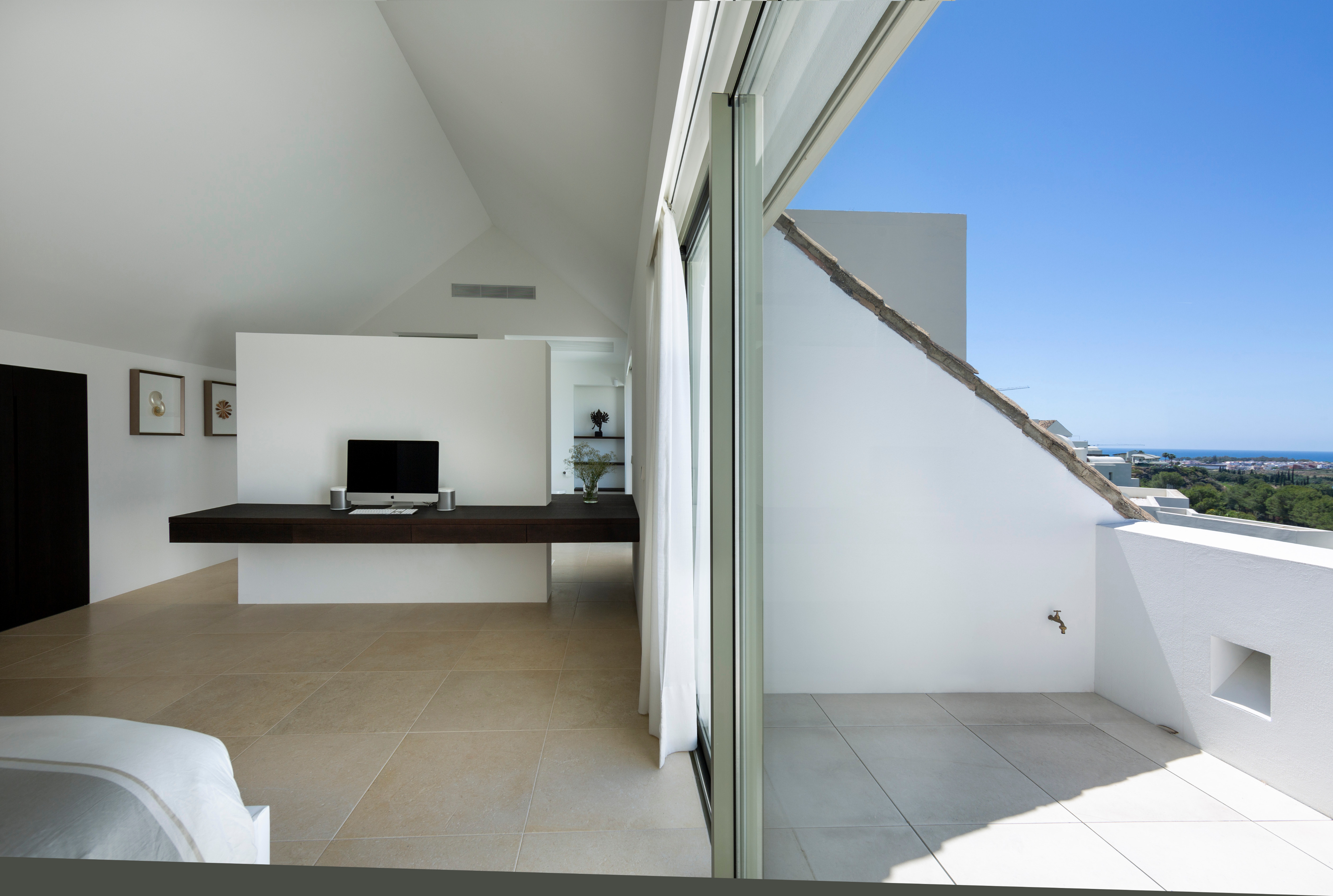 融合自然景观的西班牙风格别墅设计-14