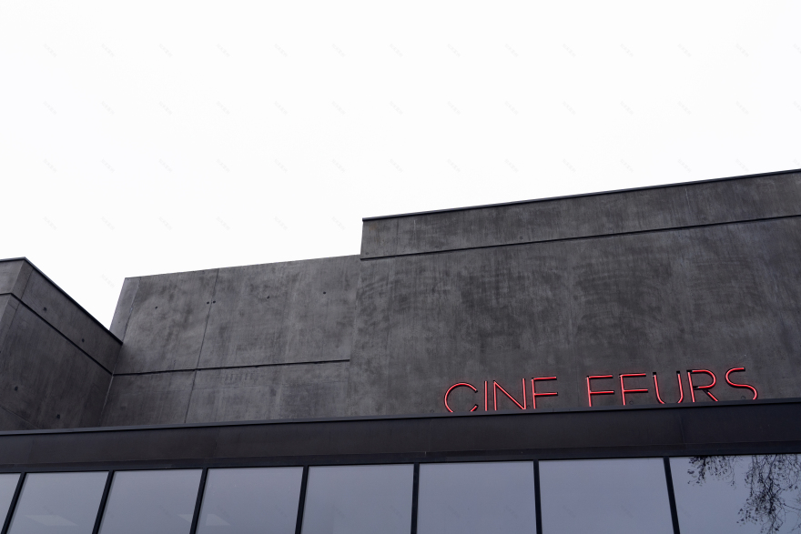 地形融入的黑色影院巨石-12