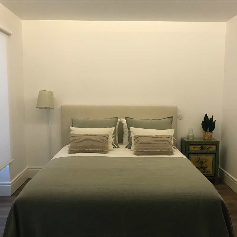 葡萄牙历史中心住宅翻新，木质阶梯成亮点-11