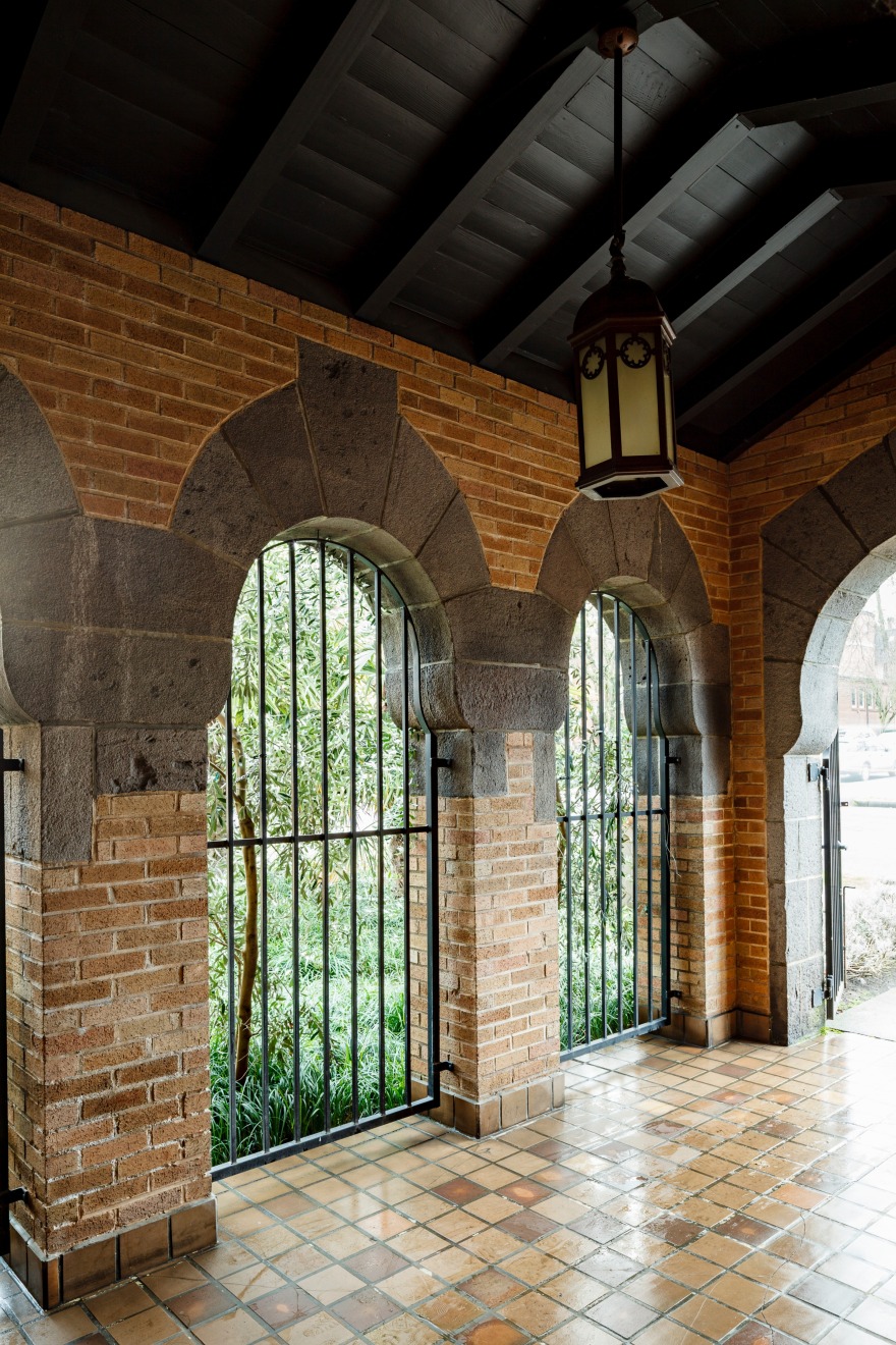 历史建筑中的宁静瑜伽空间-8