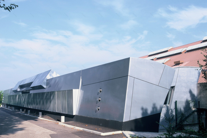 运动协会别墅建筑,连接街道与体育馆的活力纽带-3