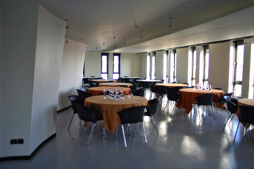 流线型玻璃墙打造舒适会议空间-8