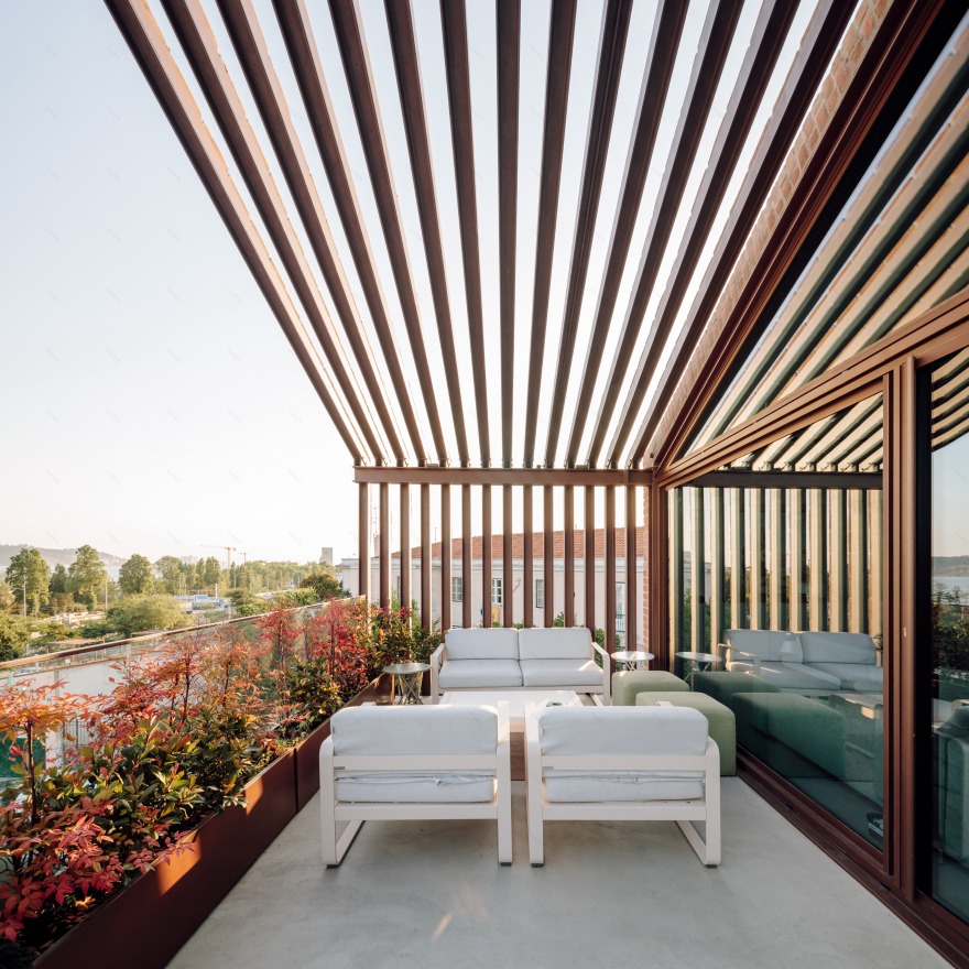 葡萄牙里斯本 Altinho 别墅,融合住宅与仓库特色的现代设计-13