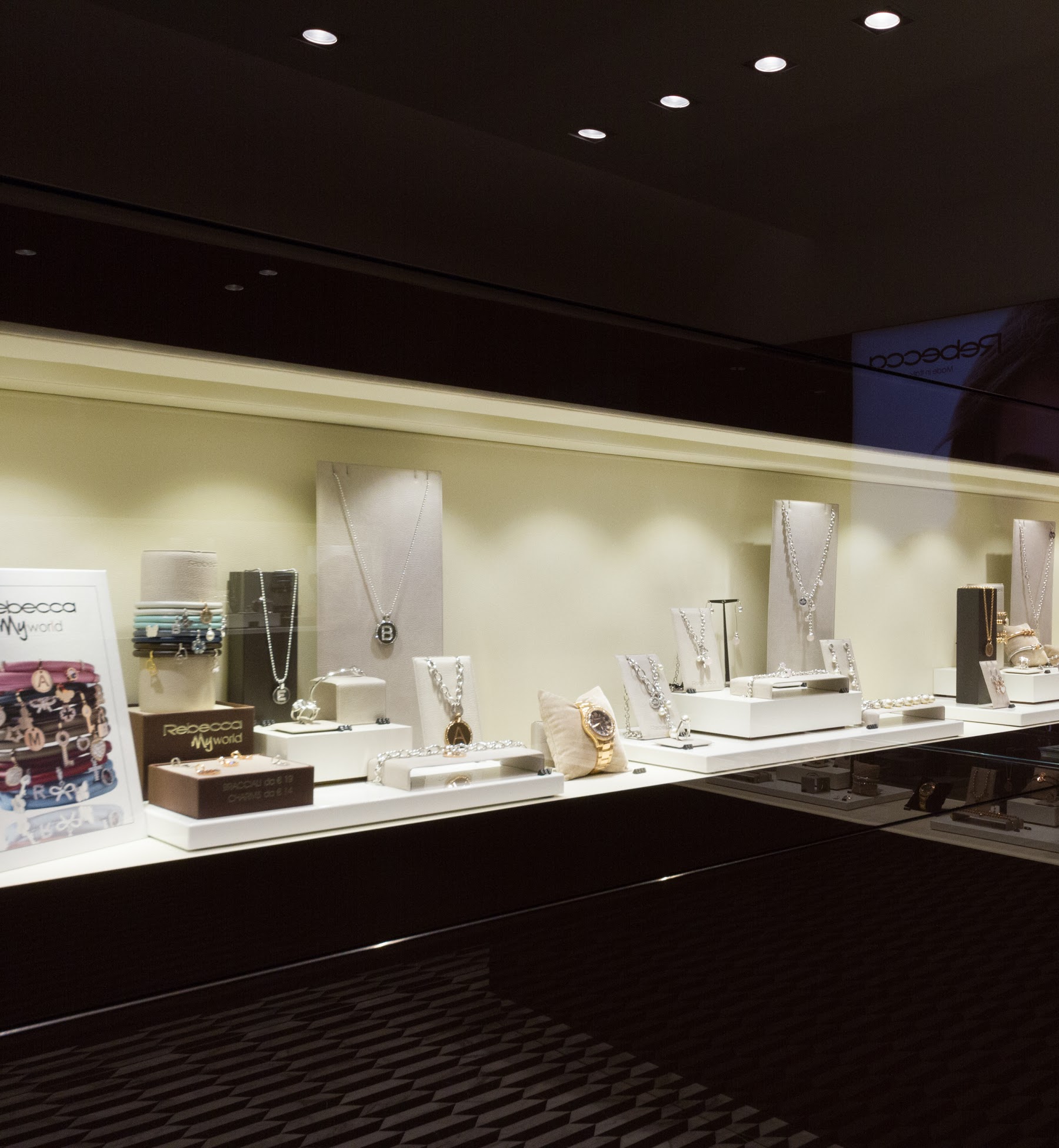 意大利简约珠宝店设计，展现高雅气质-5