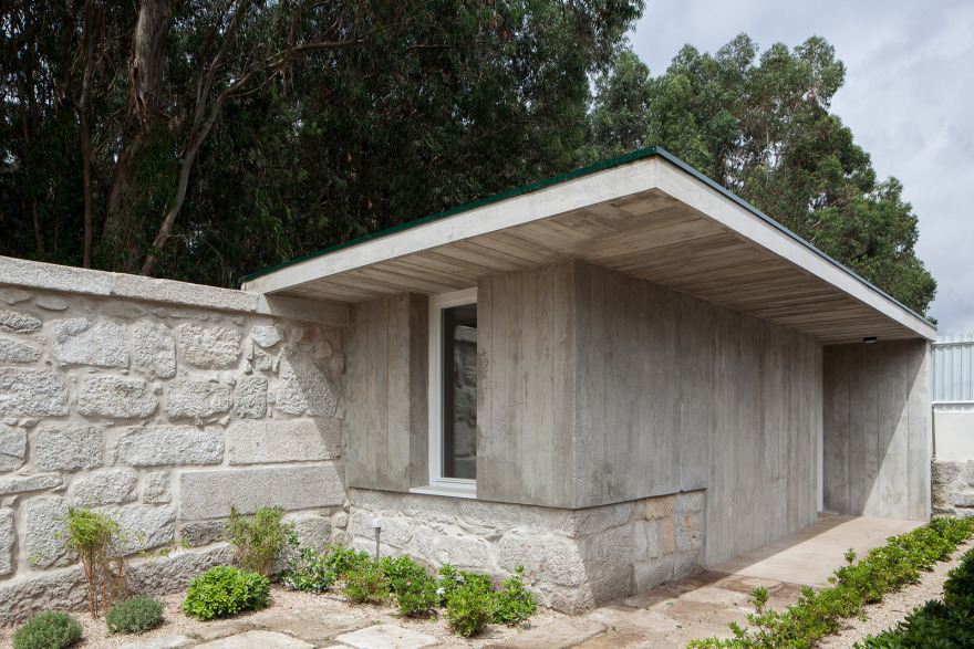 废弃老屋涅槃重生,绿色玻璃门成点睛之笔-10