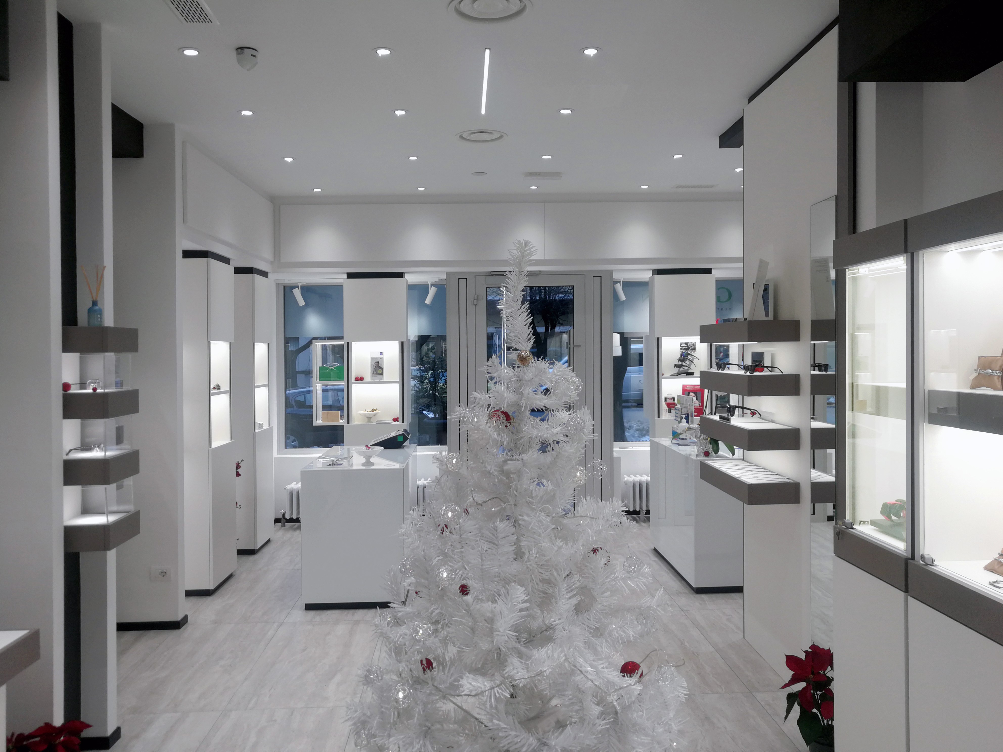 雪中圣诞树灵感的温馨珠宝店设计丨GioielleriaOttica Damiani 1927-9