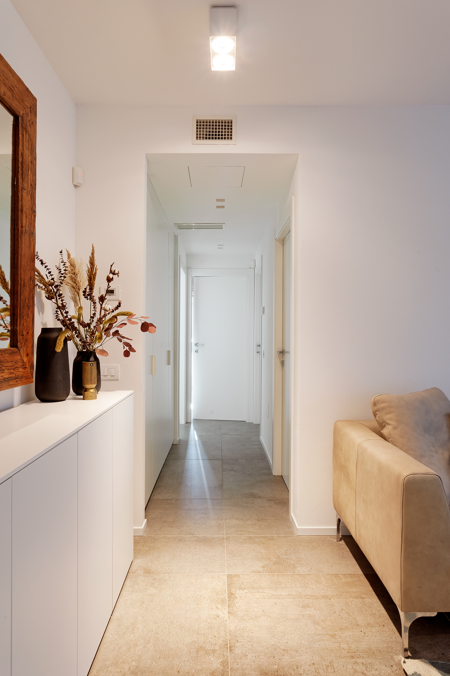 极简白色公寓，自然光线与设计完美融合-41