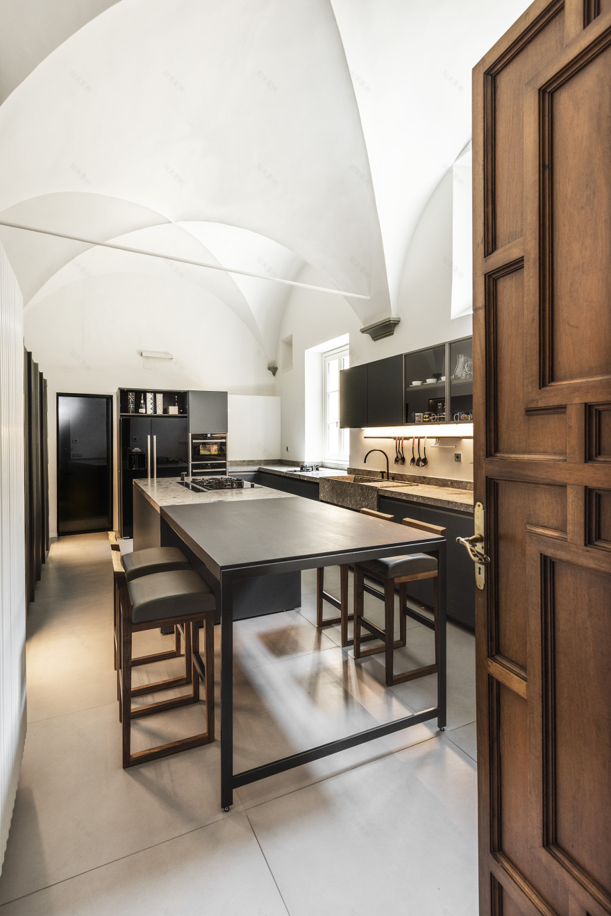 意大利佛罗伦萨山顶复式公寓设计丨Pierluigi Sammarro-12