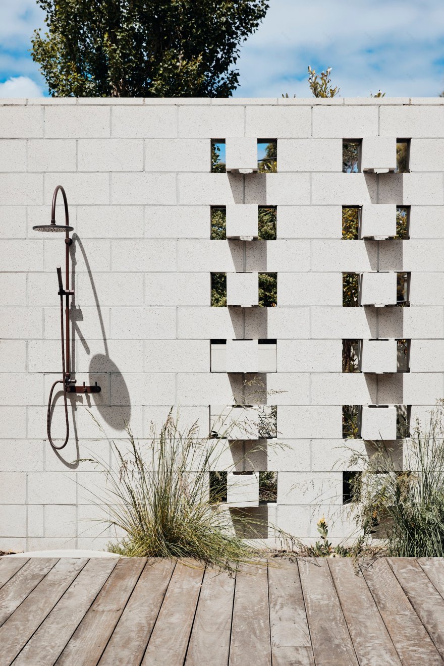 混凝土金字塔下的海滩别墅设计-44