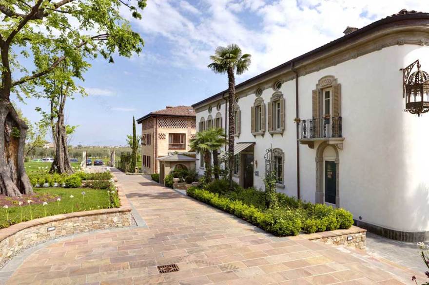 湖畔仙境 | Hotel Le Ali del Frassino 的格拉努拉提锌宝石地板-9