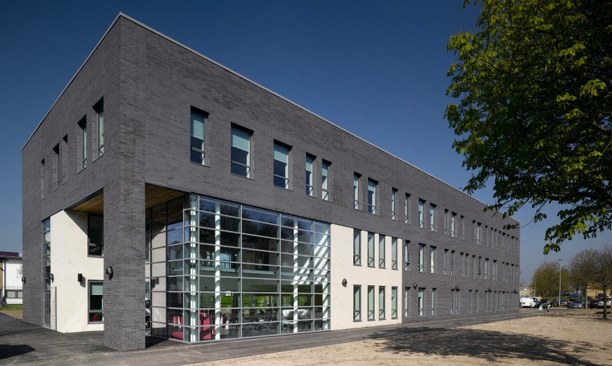 Oldham College 新校园 | 绿色环保,灵活学习空间-1