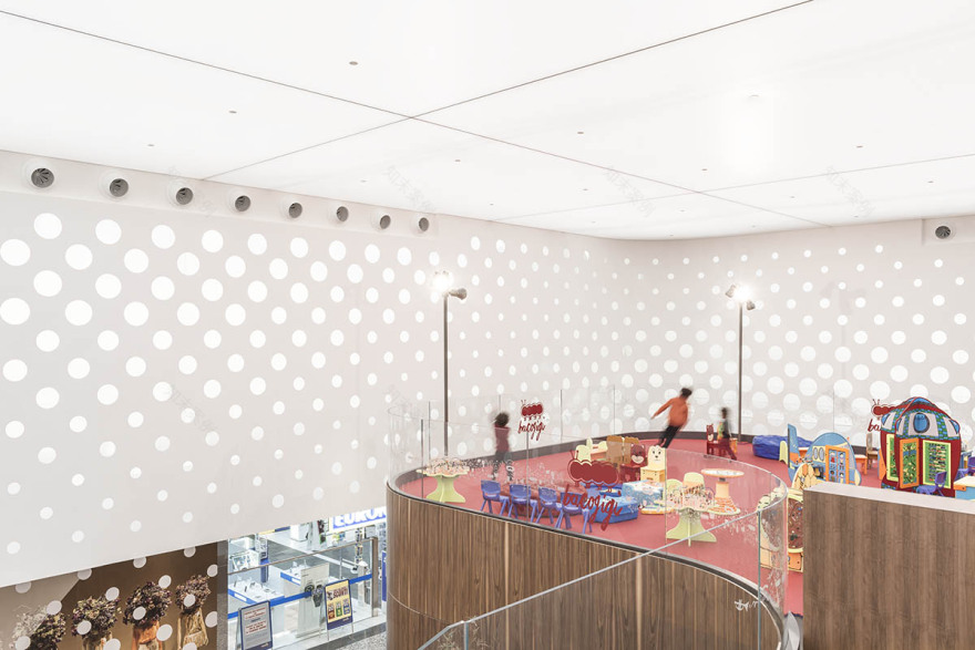 翻新后的意大利 Arezzo 中心 · 现代与传统融合的商业空间-3