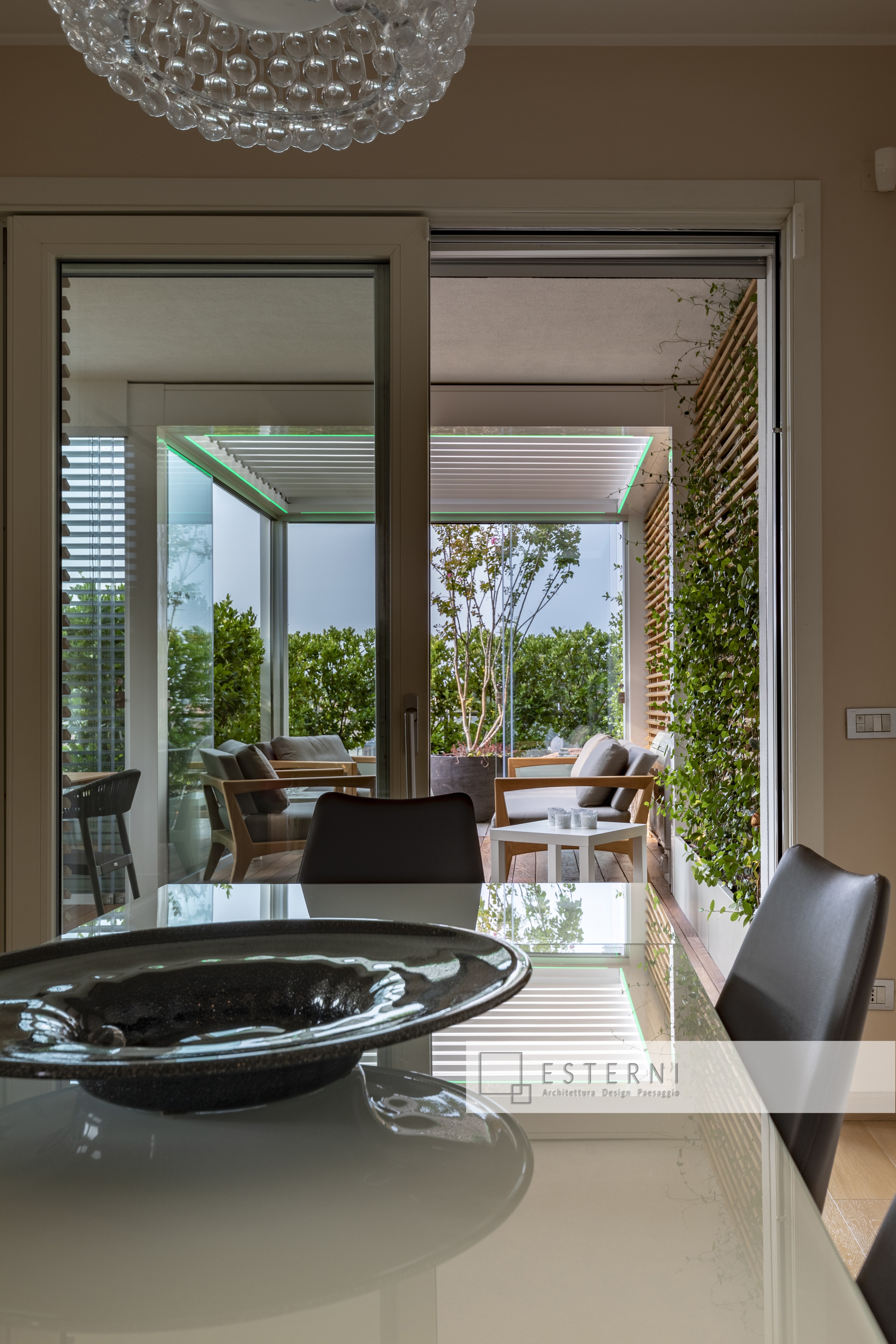 生态木阳台，全玻璃滑动面板，垂直绿墙，漂浮木地板-17