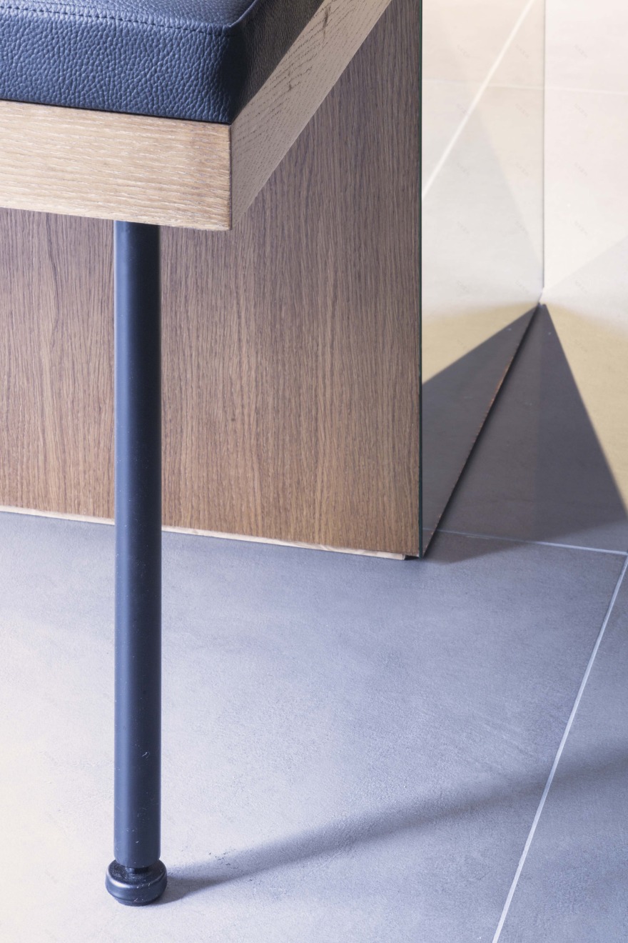 简约风格打造独特鞋店空间-10