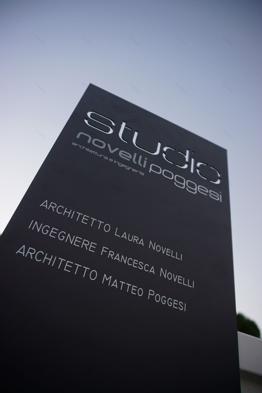 简约线条与自然材料的优雅融合——意大利 Vicarello 建筑工作室-5