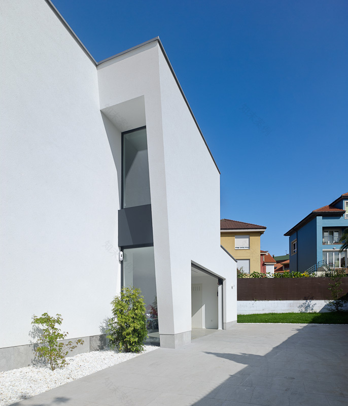 西班牙 Avilés 市简约别墅,诠释现代生活理念-12