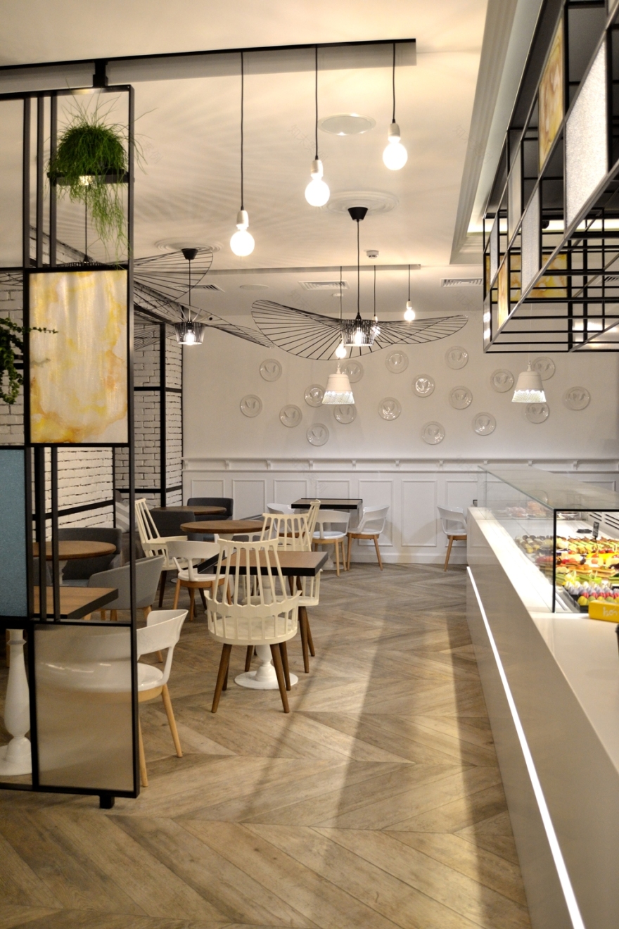 乌克兰基辅“Honey”咖啡厅 | 欧式糕点与室内绿意的完美融合-9