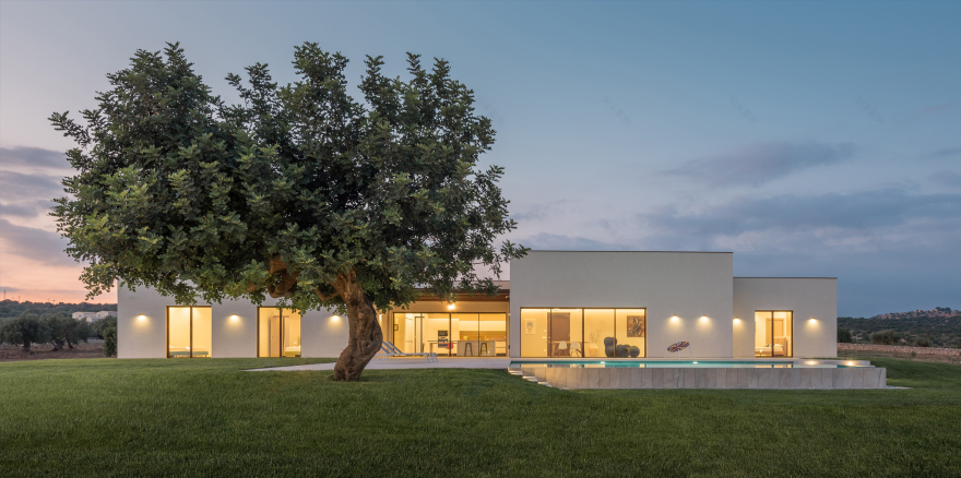 绿意盎然的意式别墅 | 环保建材与自然美景的完美融合-0