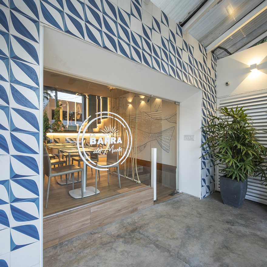 激情海洋的蓝色韵律·Dos G Arquitectos 的海滨餐厅设计-3