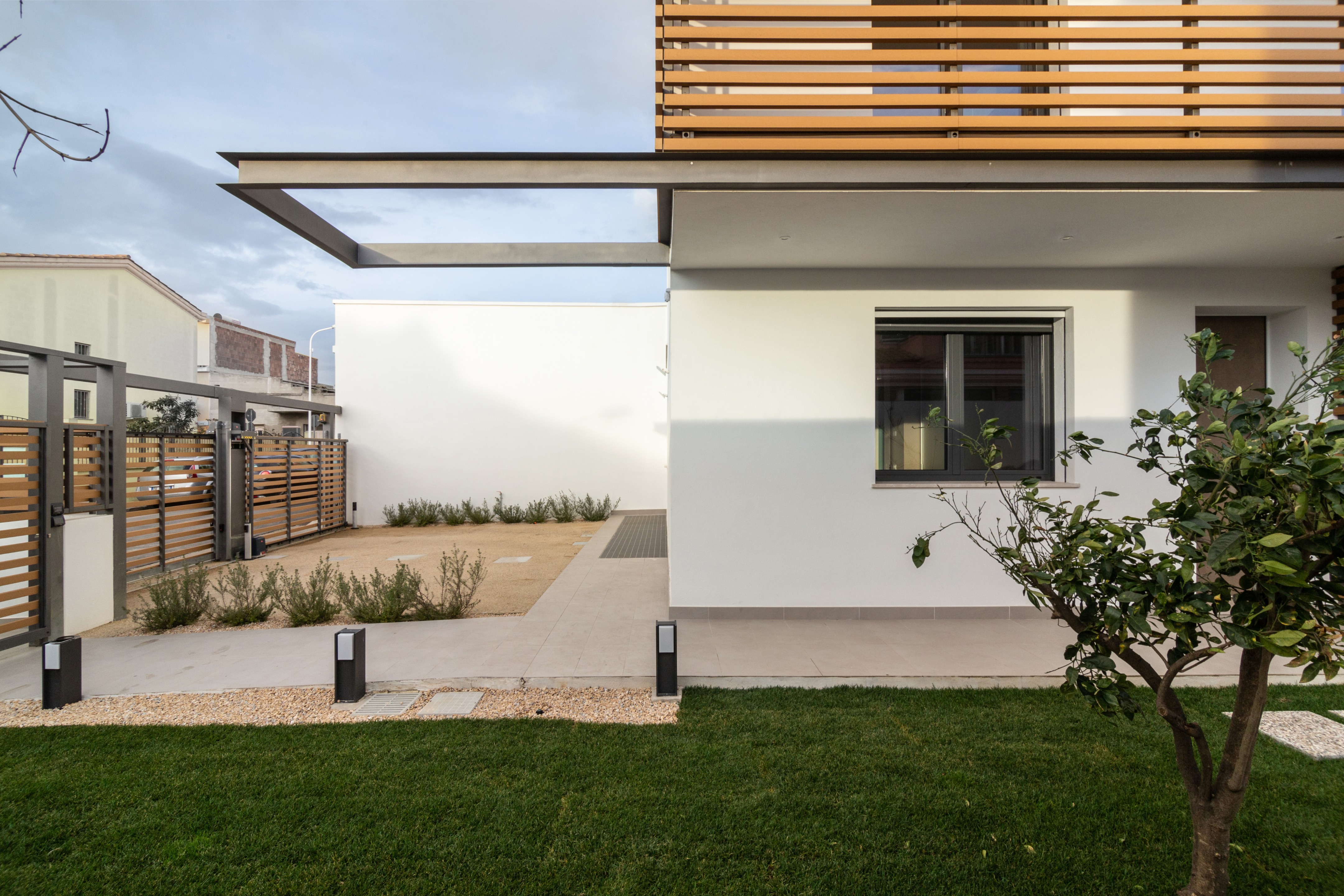 三层楼的灵活布局与光影调控-7