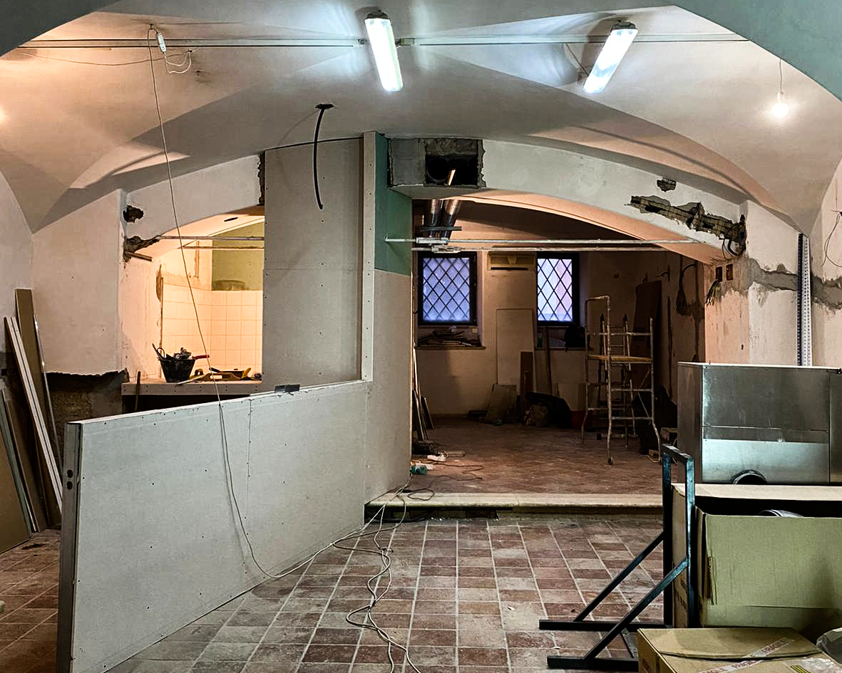 意式风情木质啤酒屋,分层设计展现多元空间-3