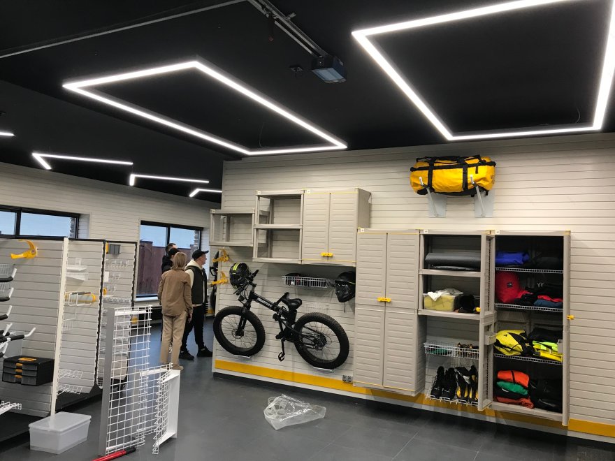 定制汽车美容车库,呈现独特照明设计-8