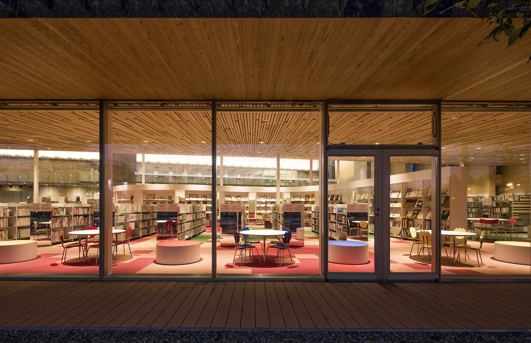 砺波图书馆，日本/巨大屋面下的“一居室”图书馆-60