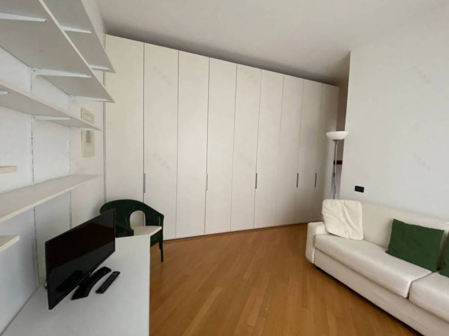 米兰 Portello 小户型改造,极简“全白”设计打造舒适温馨生活空间-0