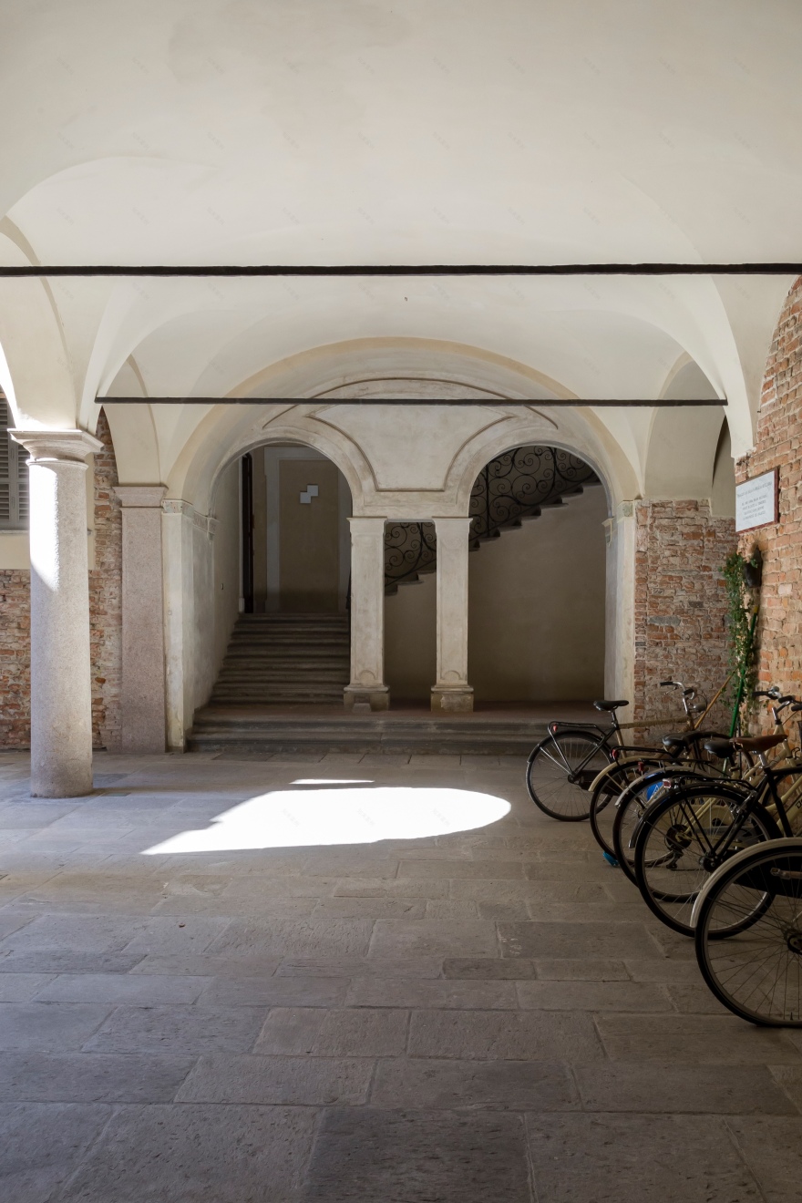 历史建筑中的独特公寓设计-7