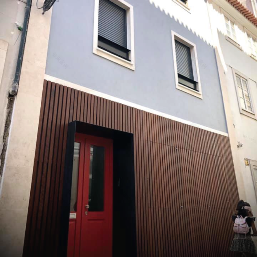 葡萄牙历史中心住宅翻新,木质阶梯成亮点-0