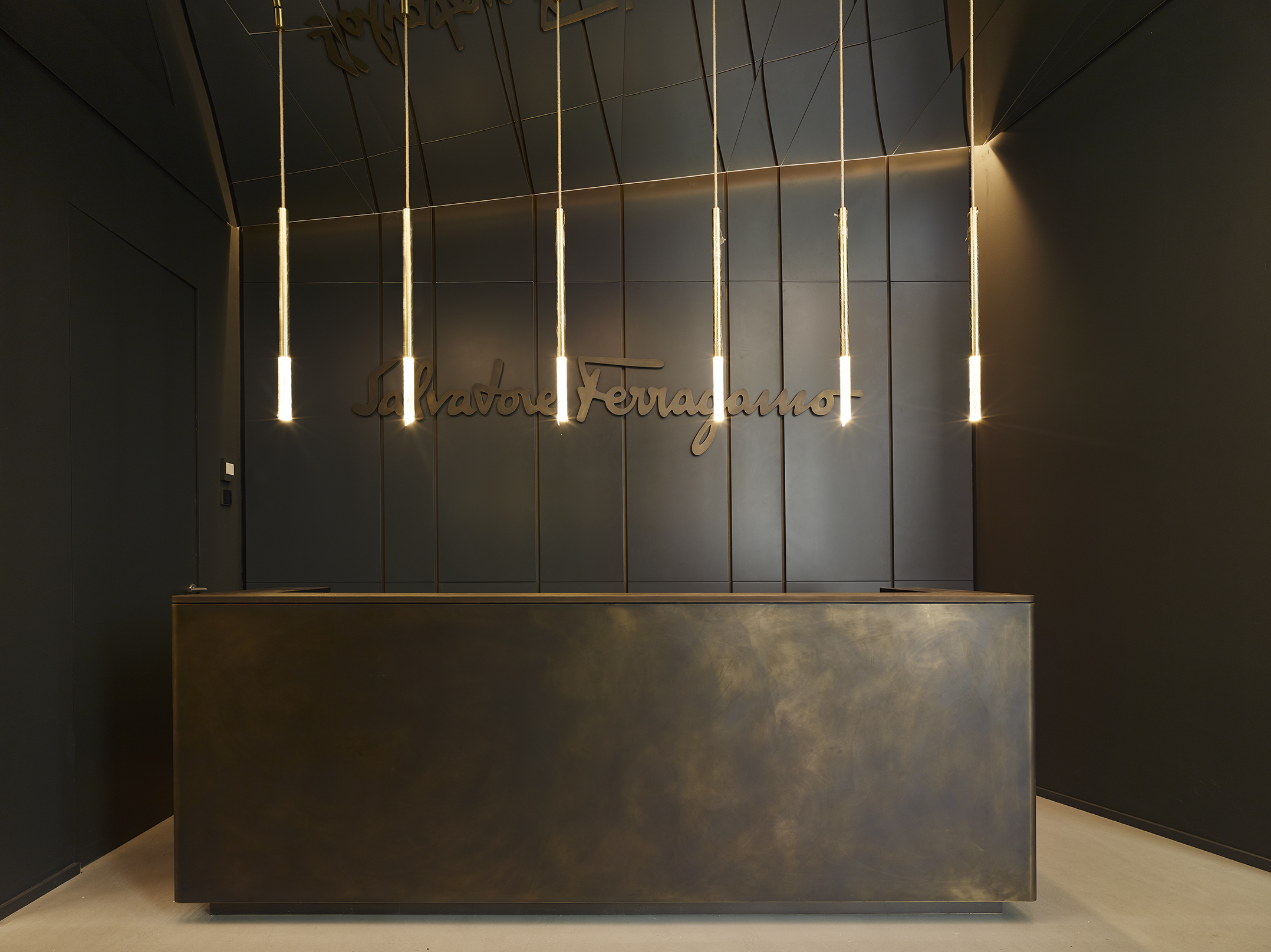 Ferragamo 工厂变身时尚秀场,室内设计展现品牌魅力-8