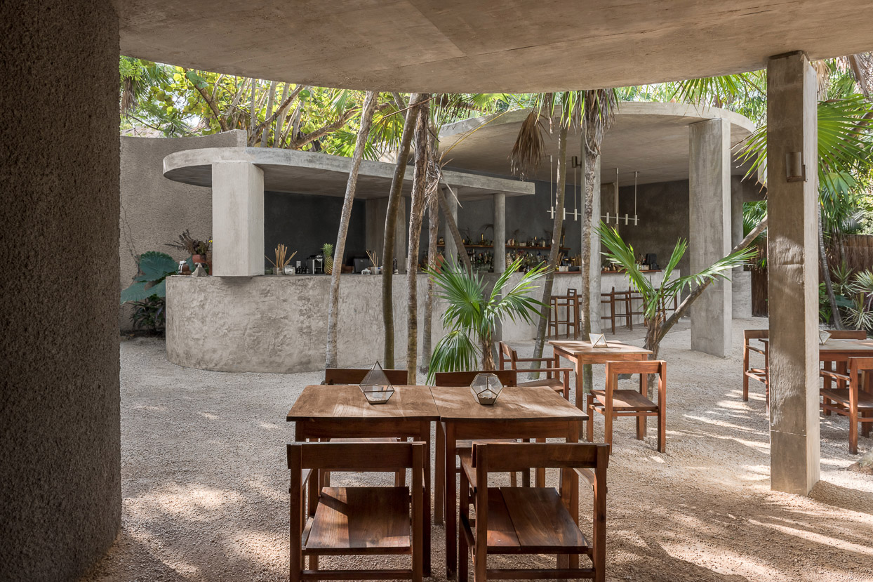 图卢姆Xaman酒吧，墨西哥/从场地中生长出来的混凝土体块-10