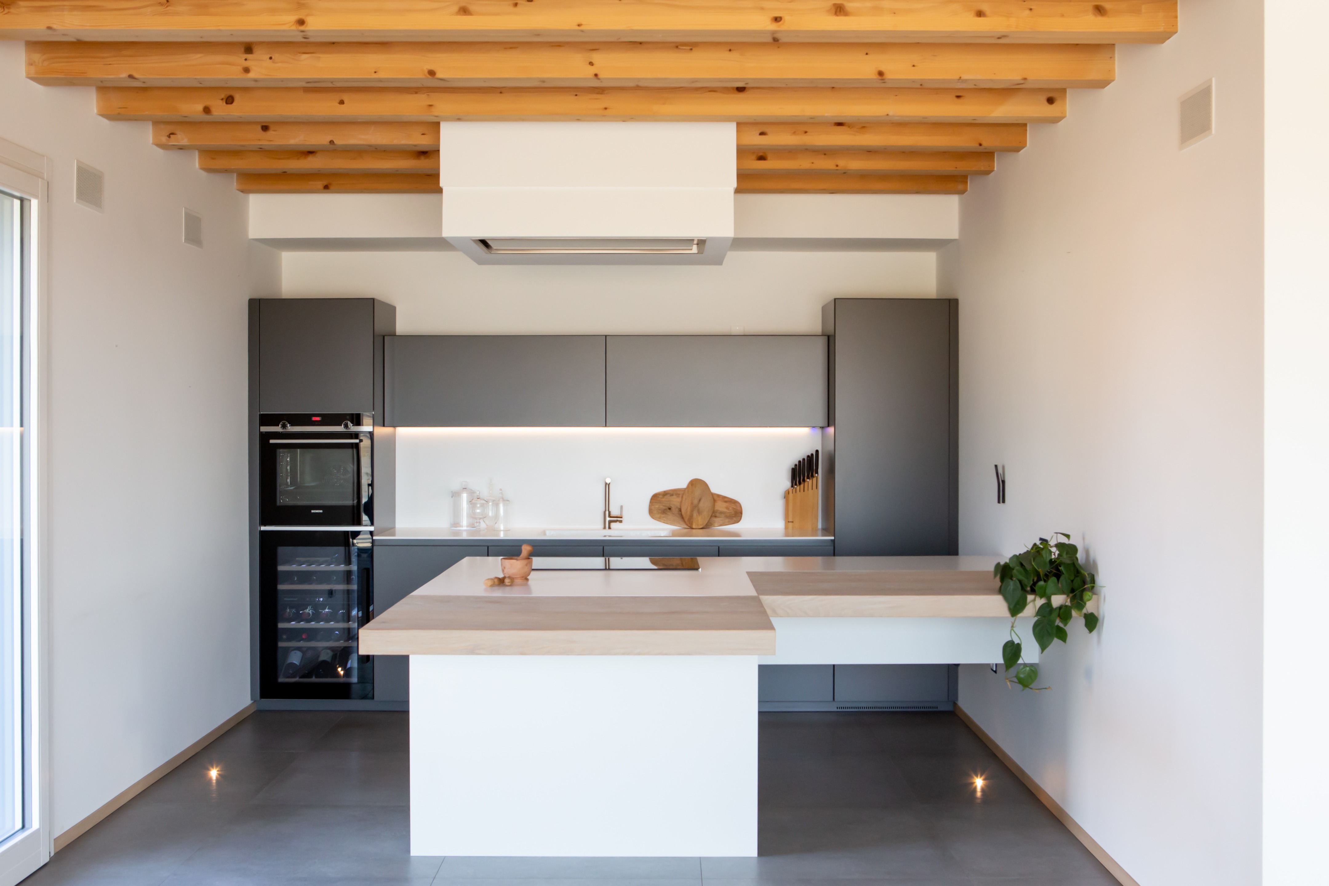 木质温馨,空间层次感凸显的家居设计-1